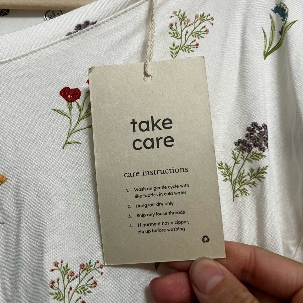 Women’s Relaxed Fit V-Neck in Wildflower kyte baby - Picture 3 of 5